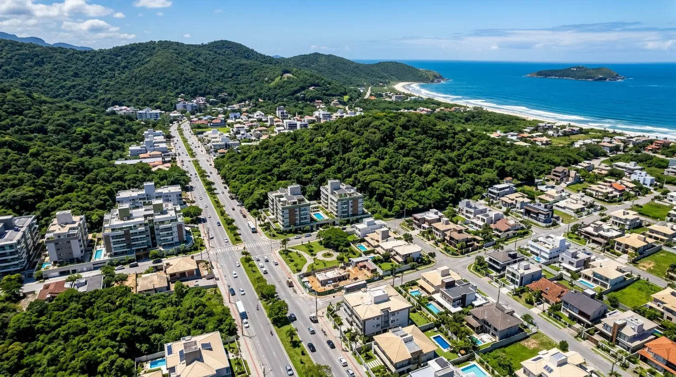 Bairro Rio Tavares no Sul da ilha de Florianópolis com vista da natureza e condomínios